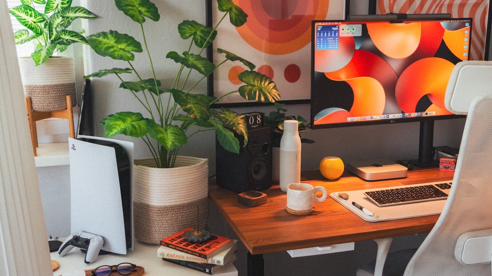 Bàn gỗ · cây + monitor
